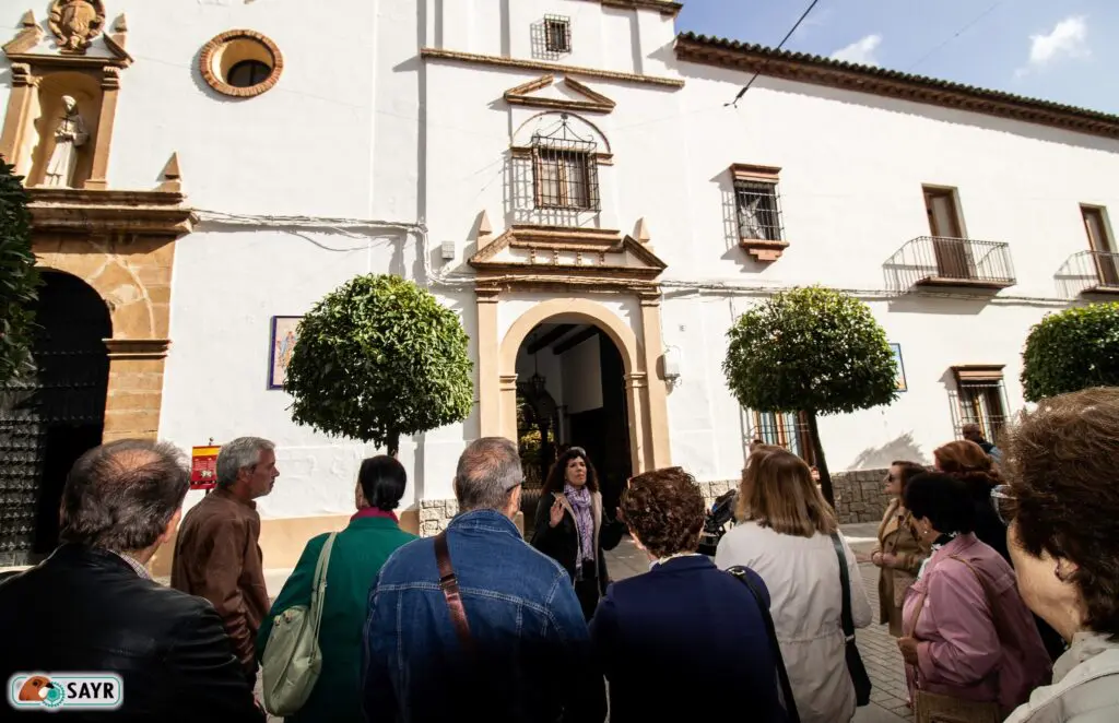 Grupo realizando la visita guiada Andújar de Extramuros de Sayr